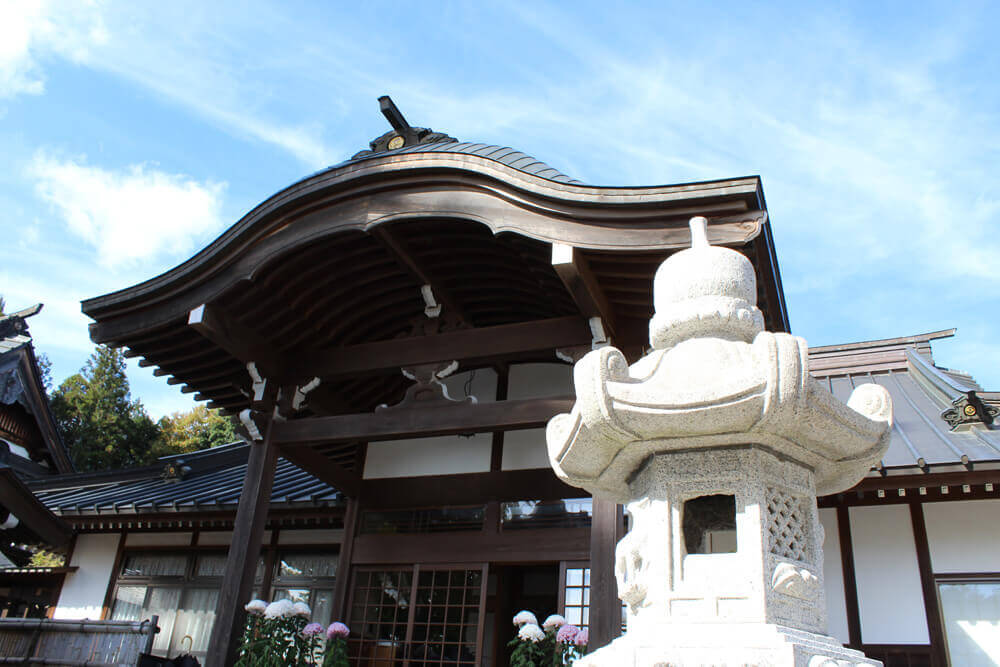 江畔寺の客殿と青空